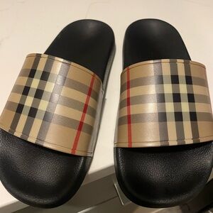 Burberry slides size 7